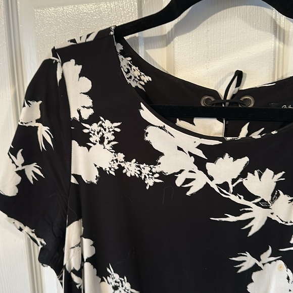 White and black summer dress with pockets - Picture 4 of 4